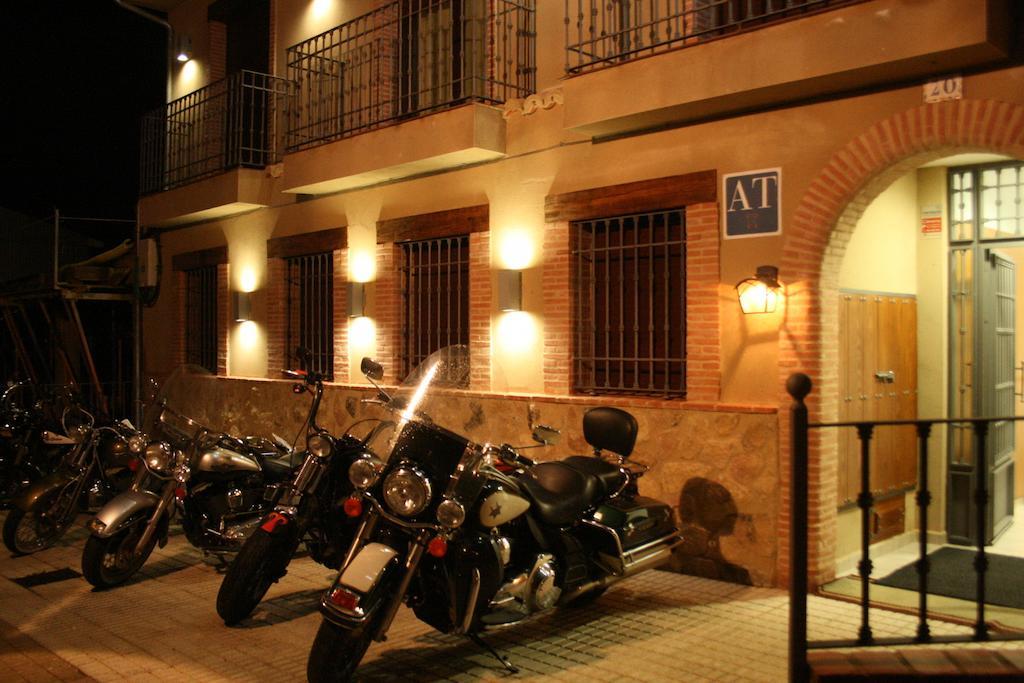 Apartamentos Turisticos Mirayuste Guadalupe  Exterior photo